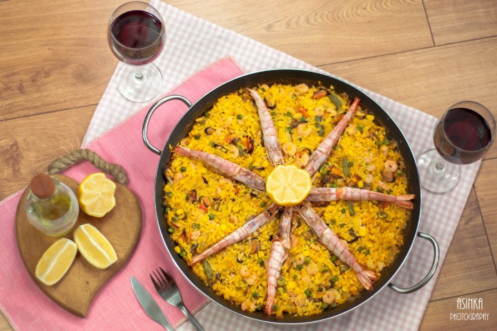 Hidangan paella di atas meja makanan terenak di dunia dapua amavie
